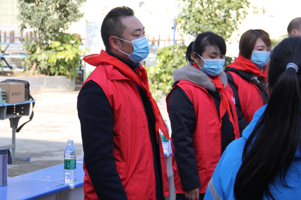 我公司总经理代表温州市万州商会参加万州盐井小学助学活动