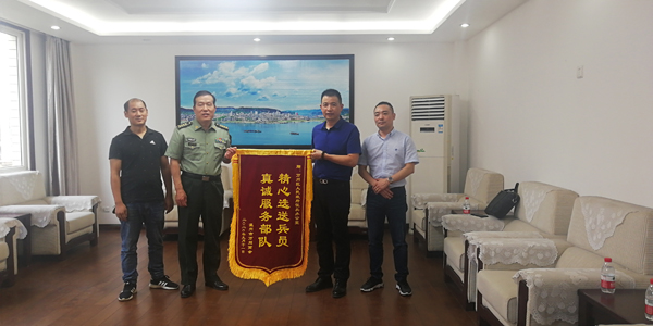 总经理谭孝发参加拥军活动，为本年新征入伍的士兵送去慰问。受到万州军分区领导亲切接见。