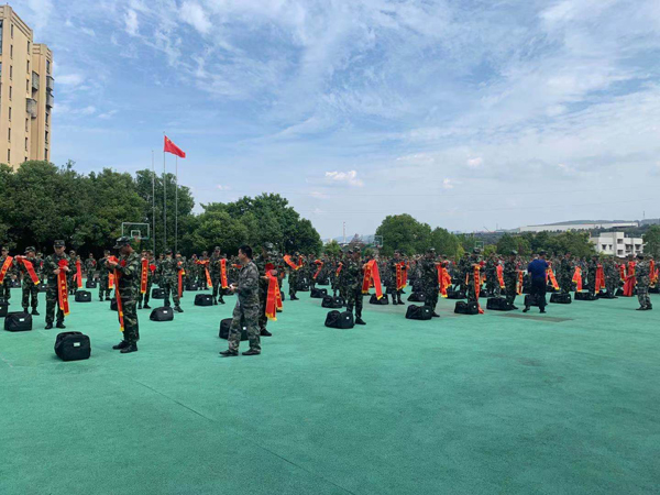 总经理谭孝发参加拥军活动，为本年新征入伍的士兵送去慰问。受到万州军分区领导亲切接见。