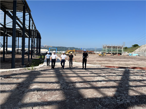 盛夏7月，万州区高燕副区长冒着酷暑来我司项目指导工作，我司谭孝发总经理接待并汇报工作。领导关心与厚爱，也是对我们的鼓励与鞭策！撸起袖子加油干，争取早日建成投产。