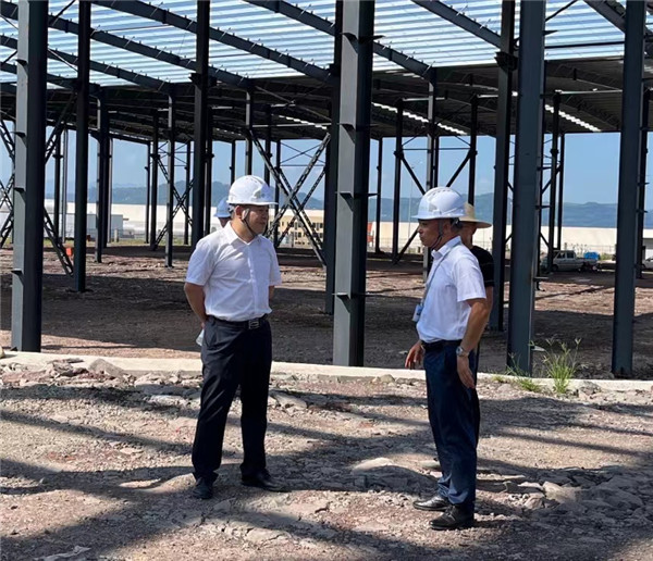 盛夏7月，万州区高燕副区长冒着酷暑来我司项目指导工作，我司谭孝发总经理接待并汇报工作。领导关心与厚爱，也是对我们的鼓励与鞭策！撸起袖子加油干，争取早日建成投产。